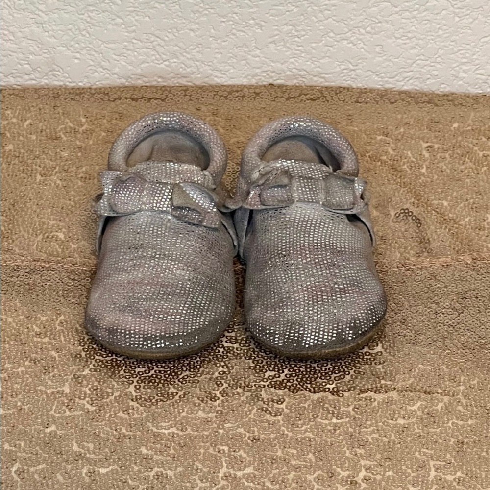 Freshly Picked cute silver metallic bow 4 - Picture 4 of 8